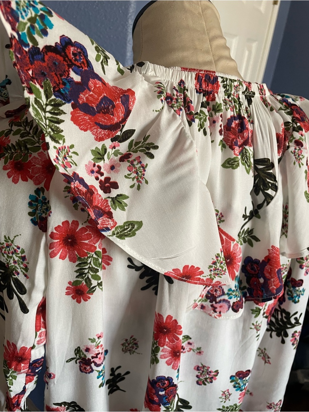 Floral Off-the-shoulder Top - Picture 9 of 13